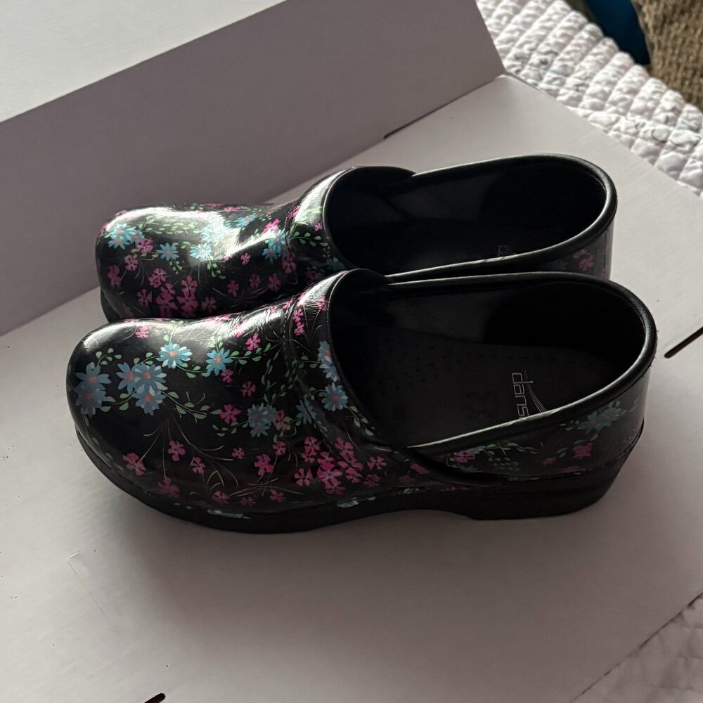 Dansko Professional Black Patent Leather Clogs – Micro Floral Print – Women’s Si - Picture 3 of 7